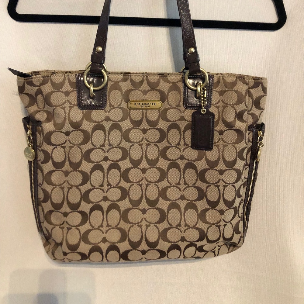 COACH  ZIPPER TOTE